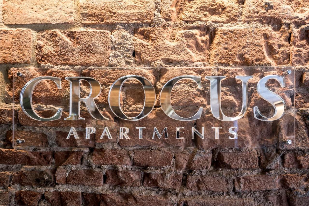 סירמיונה Crocus Apartments מראה חיצוני תמונה